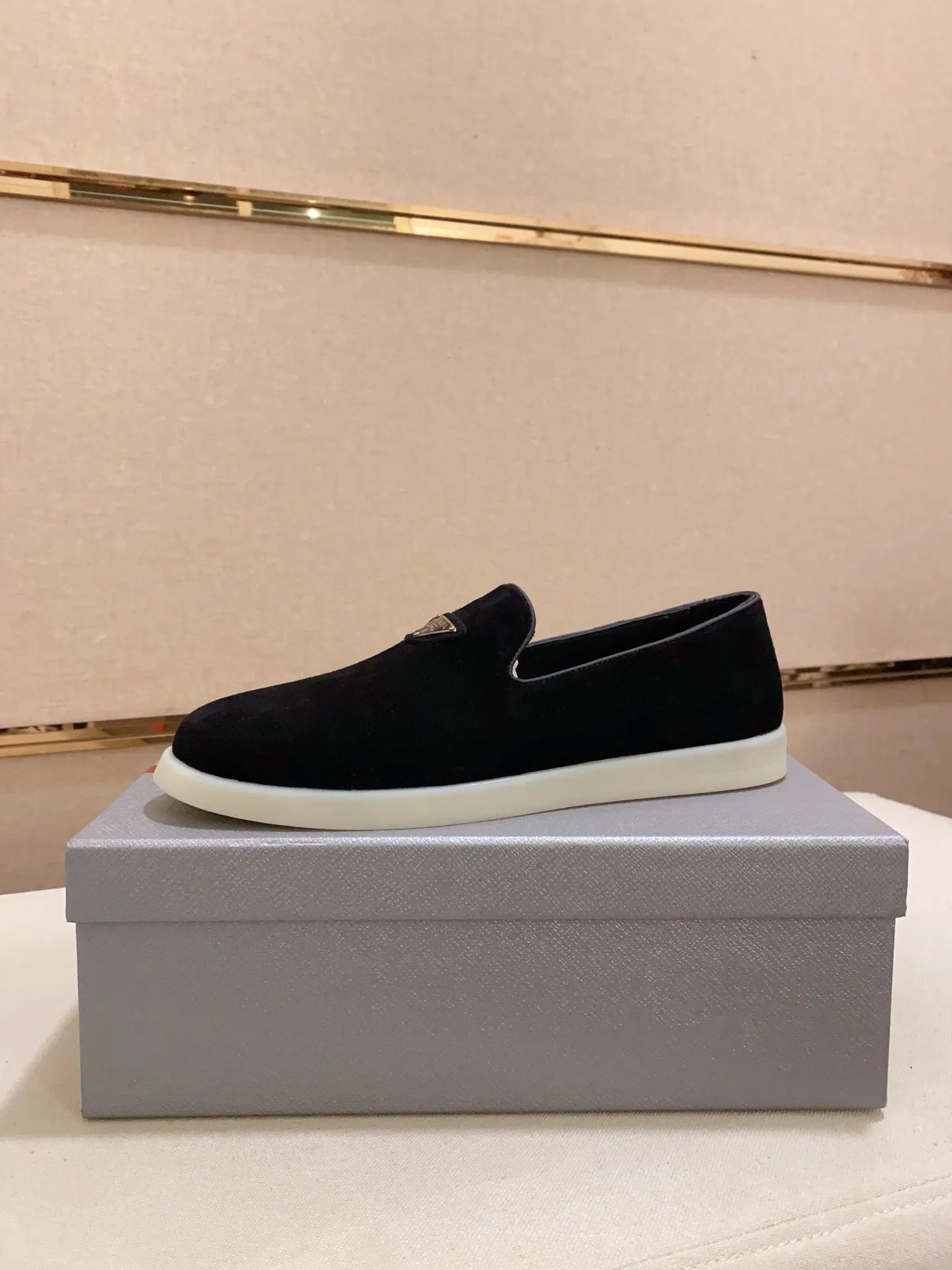 Men's shoes 💰 580💰 ✔️✔️✔️High-quality new PRADA counters are launched at the same time. The new men's shoes and 😘fabrics are selected from high-silk bald cowhide and are made by pure handicrafts. Lining: Full cowhide lining. 👍🏿 High-end ☄️ air-cushion molded anti-slip rubber outsole, exquisite lines, simple and elegant, comfortable and high-end for leisure travel. Code number: 38 to 44 (45 can be customized)